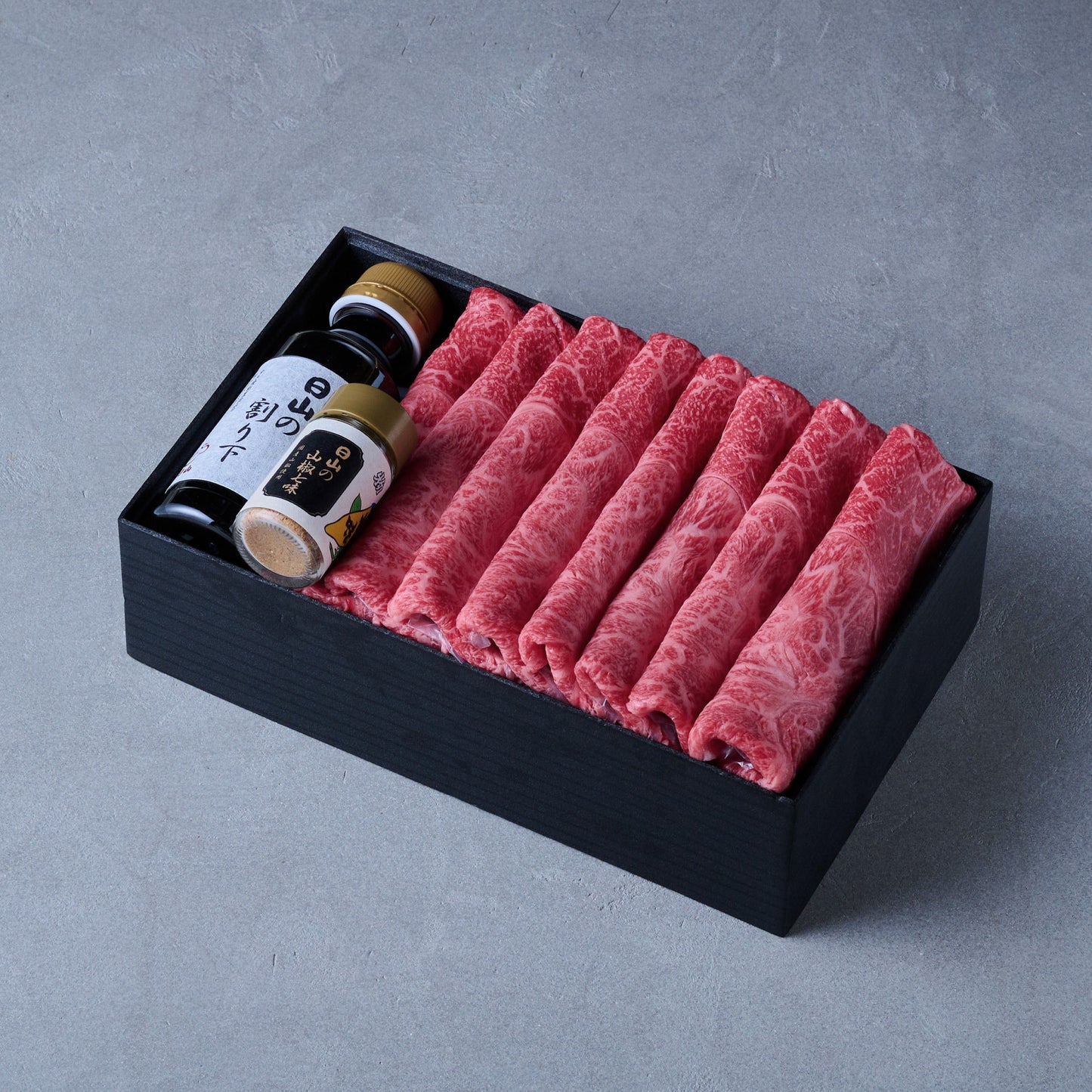すき焼用:国産黒毛和牛(肩)日山の割り下、山椒七味付き【折詰】600g