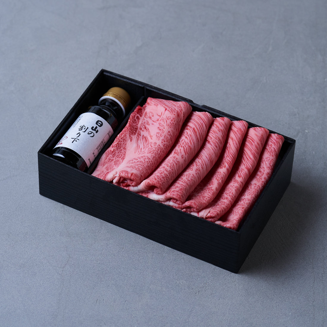 すき焼用:国産黒毛和牛(肩ロース)日山の割り下付き【折詰】600g 2
