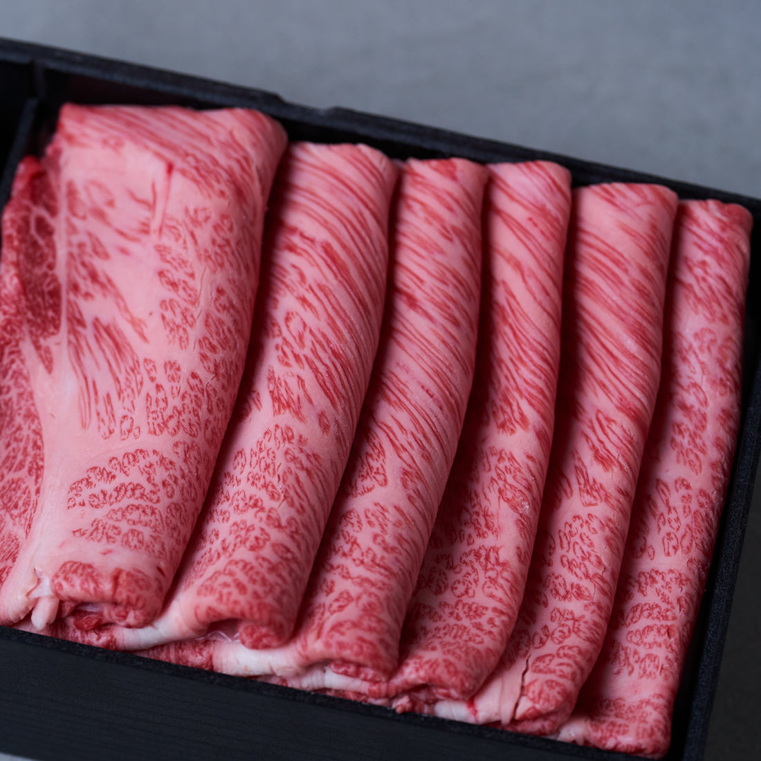 すき焼用:国産黒毛和牛(肩ロース)日山の割り下、山椒七味付き【折詰】600g 4
